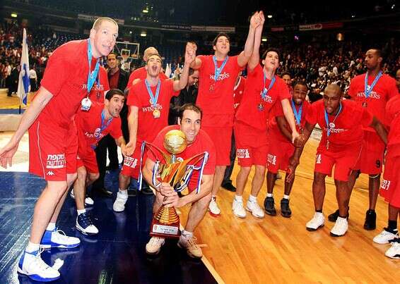 טפירו מניף את הגביע ב־2007. "אמרו שזה לא נחשב כי לא ניצחנו את מכבי" // צילום: אלן שיבר